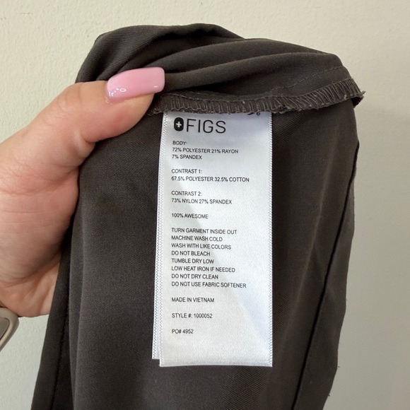 FIGS Ahsoka Wrap Scrub Top Limited Edition Star Wars Collection Size Medium - Picture 12 of 12